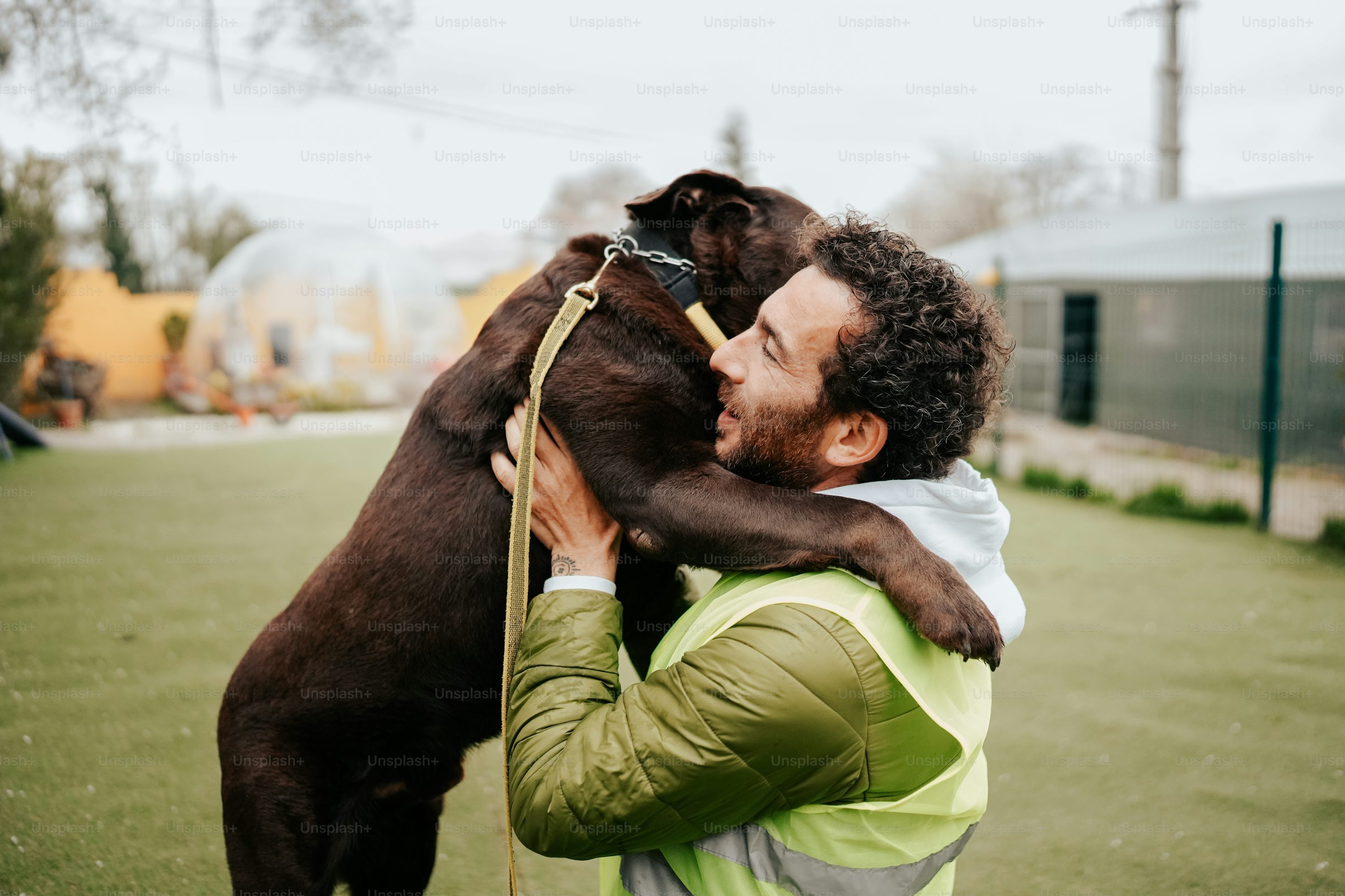Vrijwilliger met hond